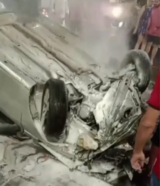 Carro ficou destruído após perseguição policial — Foto: Reprodução/Inter TV Cabugi