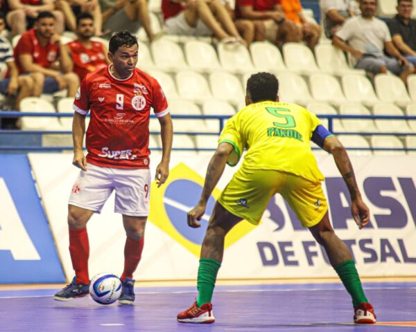 Experiente Betinho é um dos destaques do América — Foto: João Gabriel/América FC