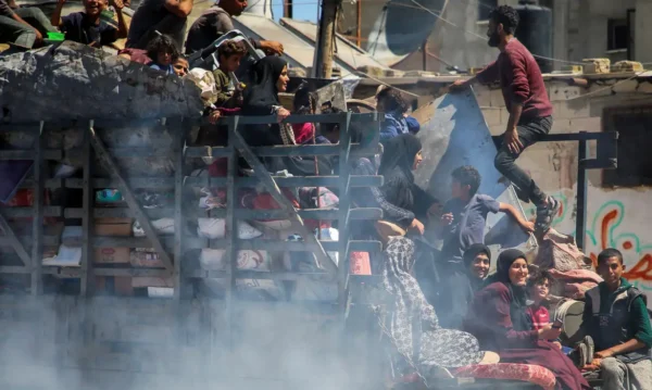 Palestinos deixam Rafah, no sul de Gaza
8/5/2024 REUTERS/Hatem Khaled/Proibida reprodução