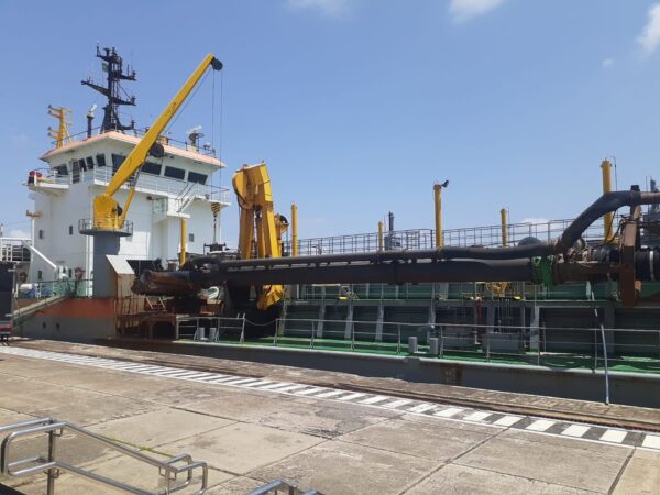 Draga que será usada na obra de engorda de Ponta Negra está no porto de Natal — Foto: Pedro Trindade/Inter TV Cabugi
