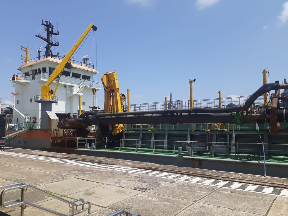 Draga que será usada na obra de engorda de Ponta Negra está no porto de Natal — Foto: Pedro Trindade/Inter TV Cabugi