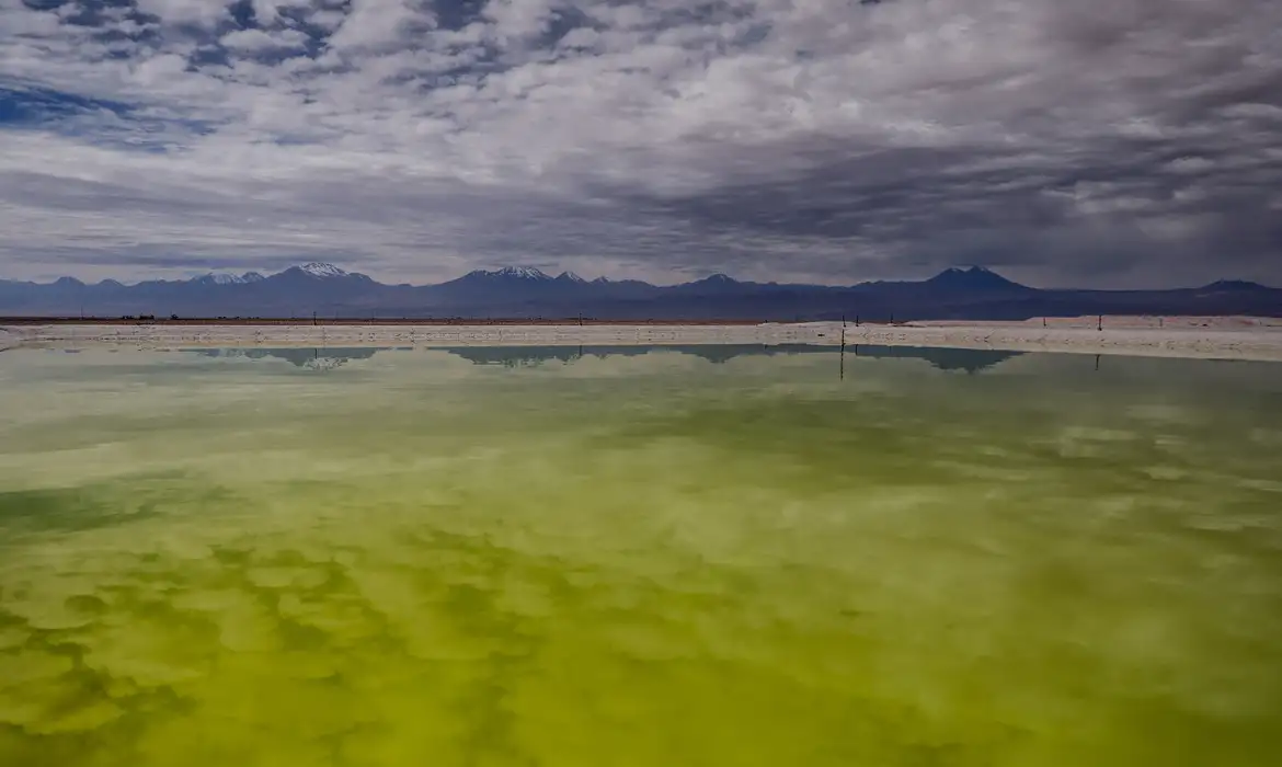 Uma piscina de salmoura reflete nuvens em uma mina de lítio no salar do Atacama, perto da área de San Pedro de Atacama, região de Antofagasta, Chile
04/05/2023.
REUTERS/Ivan Alvarado