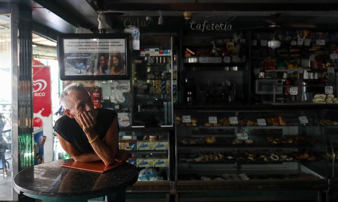 Caracas - Comerciantes trabalham às escuras, depois que um apagão na capital da Venezuela e arredores deixou milhões de pessoas sem eletricidade pelo segundo dia consecutivo