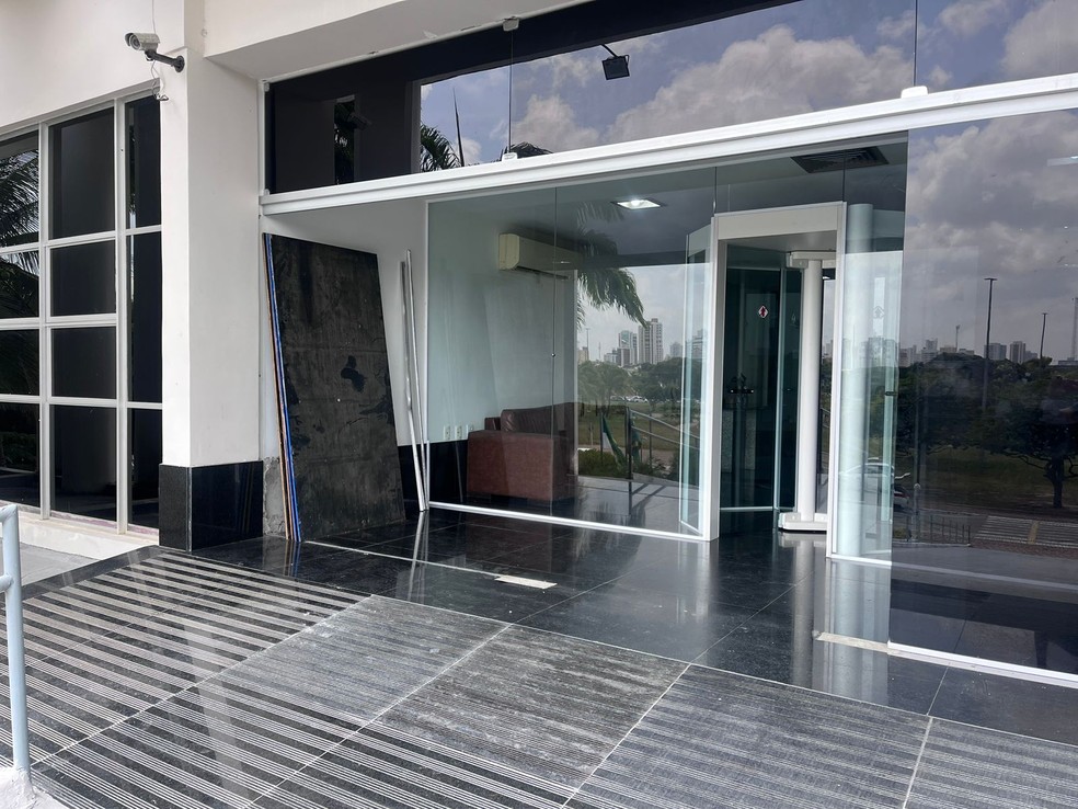 Tapumes serão colocados em área atingida pelas pedras — Foto: Vinicius Marinho/Inter TV Cabugi