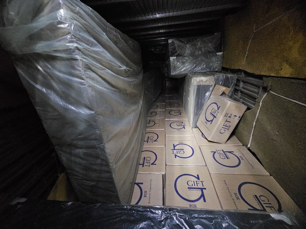 Carga de cigarros contrabandeados era transportada em rodovia federal do Rio Grande do Norte — Foto: Divulgação/PRF