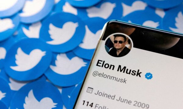 Perfil do Twitter de Elon Musk em um smartphone junto a logotipos impressos do Twitter. 28/04/2022. REUTERS/Dado Ruvic/Illustration/File Photo
