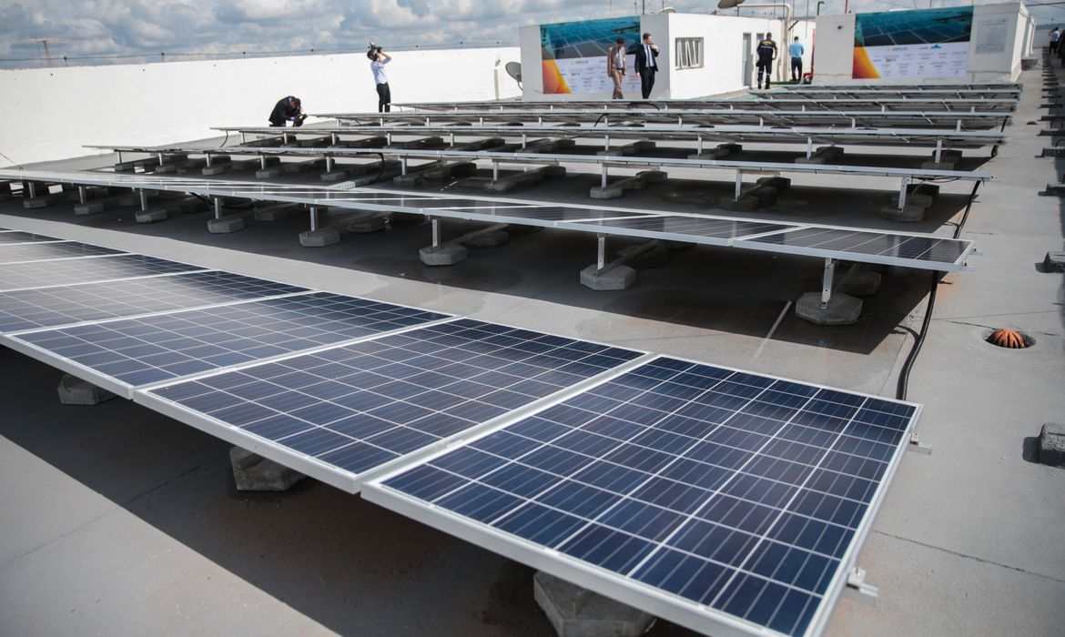 Brasília - Ministério de Minas e Energia inaugura primeira usina solar instalada na cobertura de prédio, na sede do MME  (José Cruz/Agência Brasil)