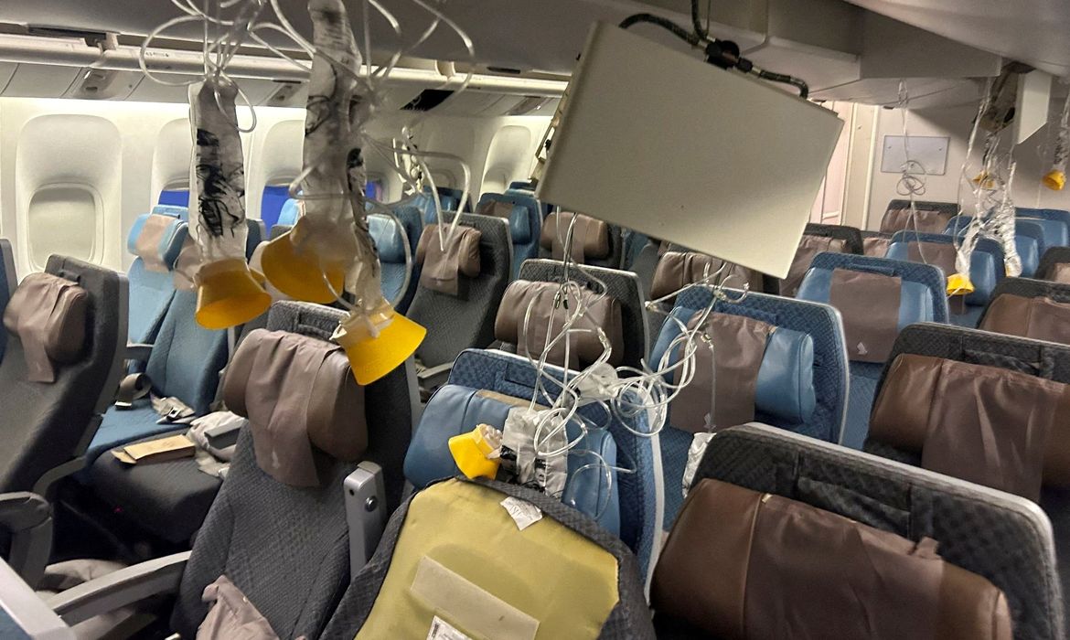 Interior do voo SQ321 da Singapore Airlines após pouso de emergência no Aeroporto Internacional Suvarnabhumi, em Bangkok
21/05/2024
REUTERS/Stringer