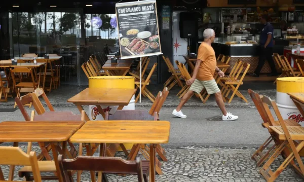 Restaurante aberto no centro da cidade. IBGE divulga Pesquisa Anual de Serviços (PAS) referente a 2020.