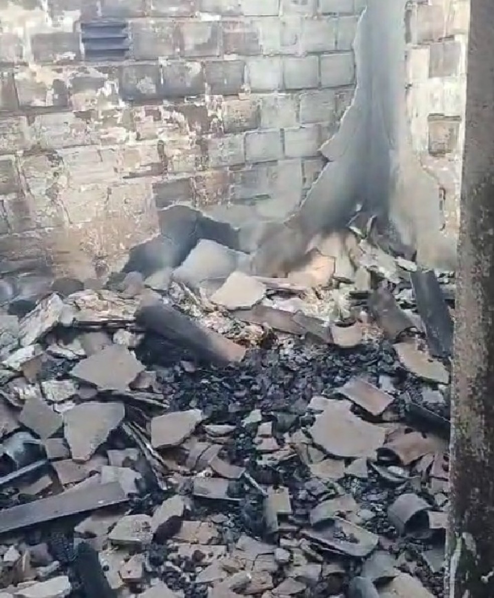 Casa ficou destruída após incêndio em Jardim do Seridó — Foto: Reprodução
