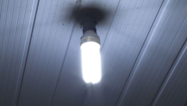 Tarifa social reduz conta de energia para moradores de baixa renda — Foto: Marcos Pinguim