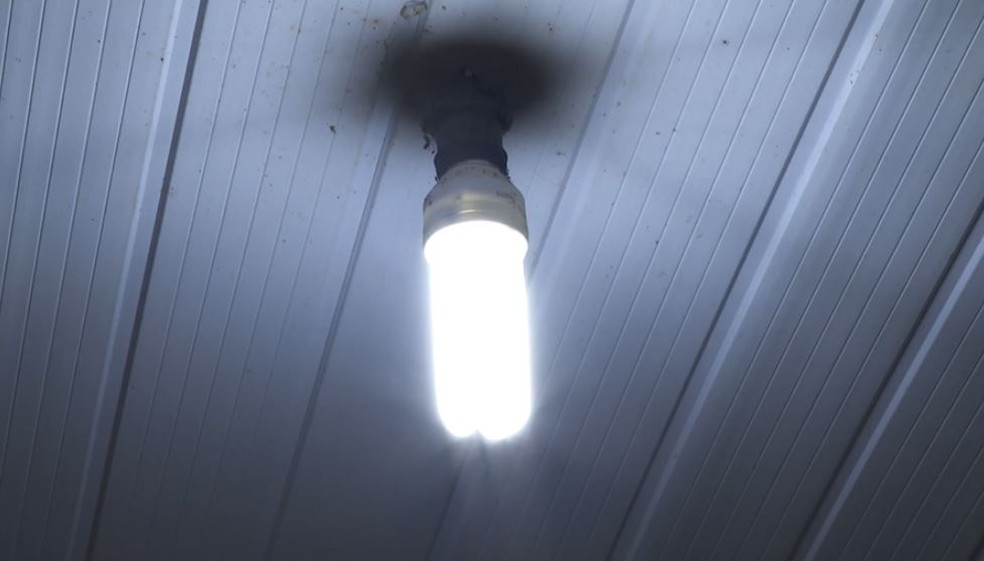 Tarifa social reduz conta de energia para moradores de baixa renda — Foto: Marcos Pinguim