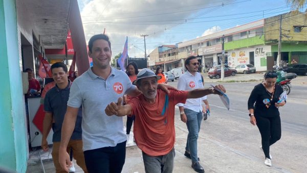 Rafael Motta (Avante) conversa com populares em Natal — Foto: Francielly Medeiros/Inter TV Cabugi