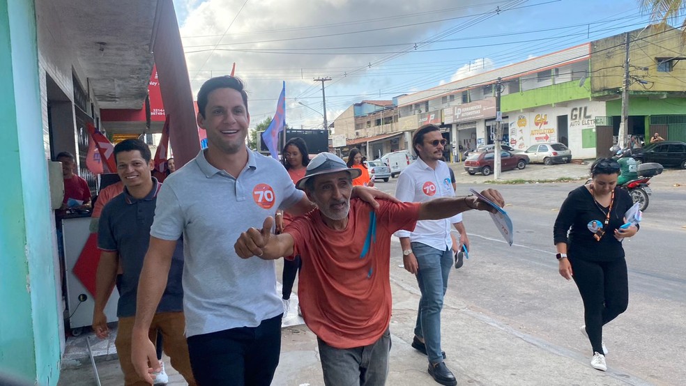 Rafael Motta (Avante) conversa com populares em Natal — Foto: Francielly Medeiros/Inter TV Cabugi