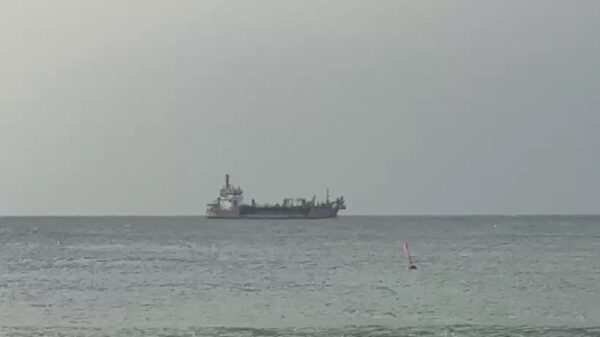 Draga deve ser usada em obra de engorda da praia de Ponta Negra, em Natal — Foto: Kleber Teixeira/Inter TV Cabugi