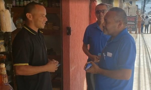 Heró Bezerra fez panfletagem na Zona Oeste de Natal — Foto: Reprodução/Inter TV Cabugi