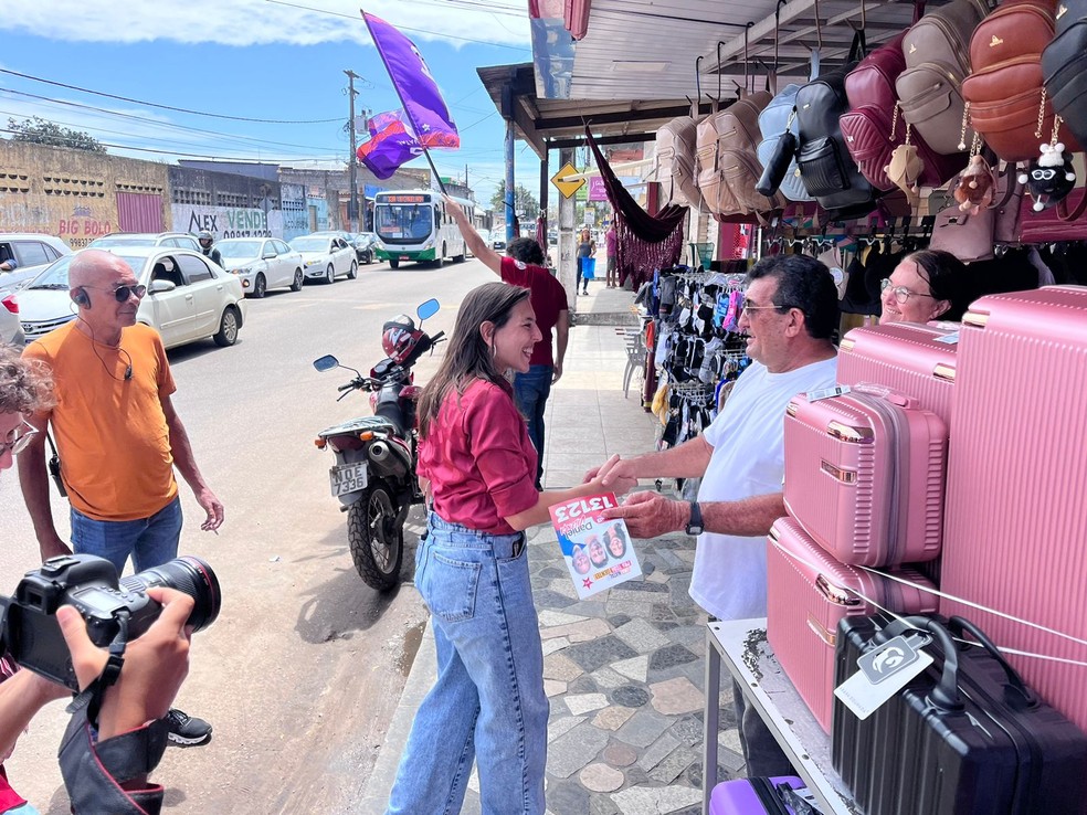 Natália Bonavides (PT) realiza panfletagem no bairro do Planalto, em Natal — Foto: Vini Marinho/Inter TV Cabugi