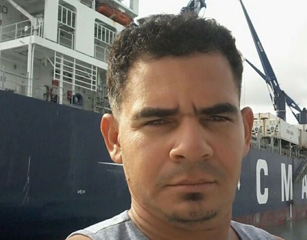 Edriano Gomes de Miranda era o comandante do navio Concórdia, que afundou a cerca de 15 quilômetros do litoral de Pernambuco — Foto: Acervo pessoal