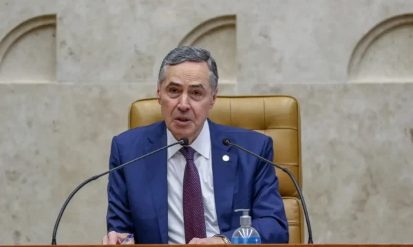 Brasília (DF), 08/01/2024, O Supremo Tribunal Federal (STF) inaugura a exposição Após 8 de janeiro: Reconstrução, memória e democracia. A mostra é em alusão ao atentado criminoso que vandalizou órgãos e instalações públicas no dia 8 de janeiro de 2023. Na foto o presidente do STF, Luís Roberto Barroso. Foto: Jose Cruz/Agência Brasil