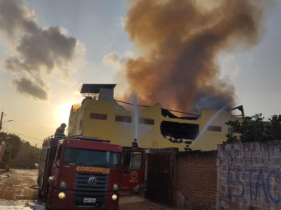 bombeiros combatem incêndio em supermercado de Assu, RN — Foto: CBMRN/Cedida