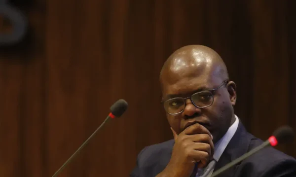 Rio de Janeiro (RJ), 18/10/2023 - O ministro dos Direitos Humanos e da Cidadania, Silvio Almeida, assina acordo de cooperação técnica com o Banco Nacional de Desenvolvimento Econômico e Social (BNDES), com presidente Aloizio Mercadante. Foto: Fernando Frazão/Agência Brasil