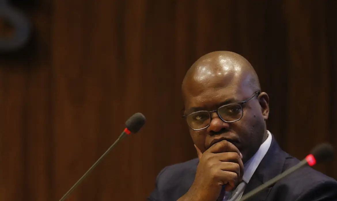 Rio de Janeiro (RJ), 18/10/2023 - O ministro dos Direitos Humanos e da Cidadania, Silvio Almeida, assina acordo de cooperação técnica com o Banco Nacional de Desenvolvimento Econômico e Social (BNDES), com presidente Aloizio Mercadante. Foto: Fernando Frazão/Agência Brasil