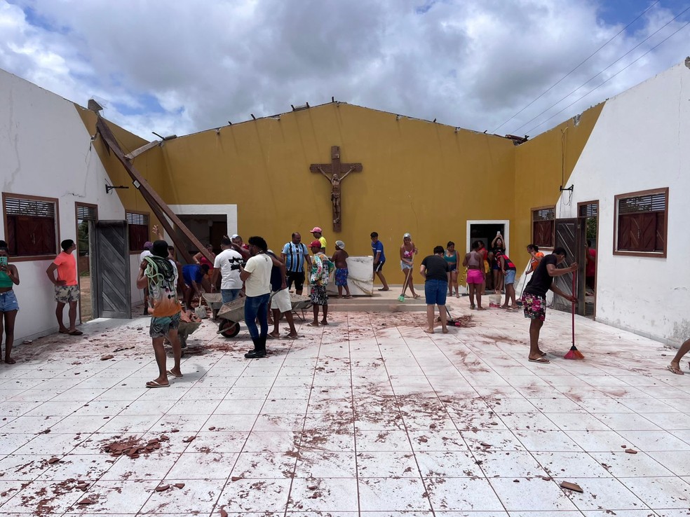 Telhado de capela desaba em São Gonçalo do Amarante, RN — Foto: Vinicius Marinho/Inter TV Cabugi