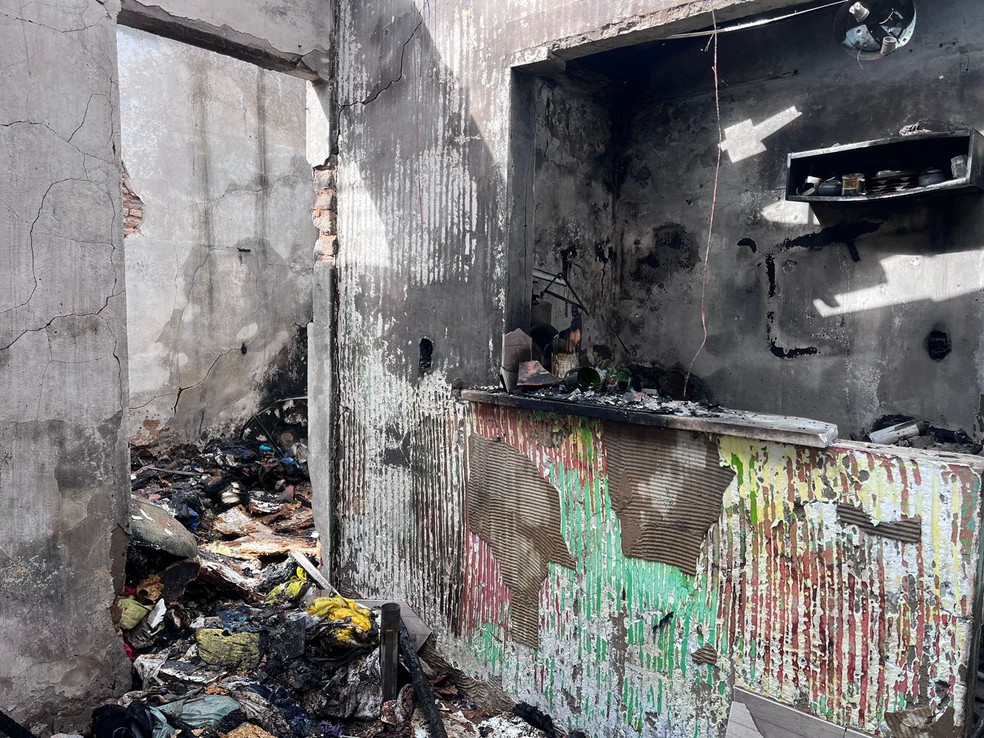 Incêndio destruiu casa no bairro Alecrim, em Natal — Foto: Vinícius Marinho/Inter TV Cabugi