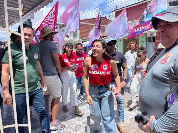 Candidata Natália Bonavides fez caminhada pelas ruas da Zona Oeste da cidade — Foto: Vinícius Marinho/Inter TV Cabugi