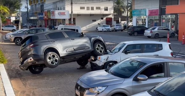 Motorista perde o controle de carro, bate em coqueiro e para em cima de outro veículo em Natal — Foto: Sérgio Henrique Santos/Inter TV Cabugi