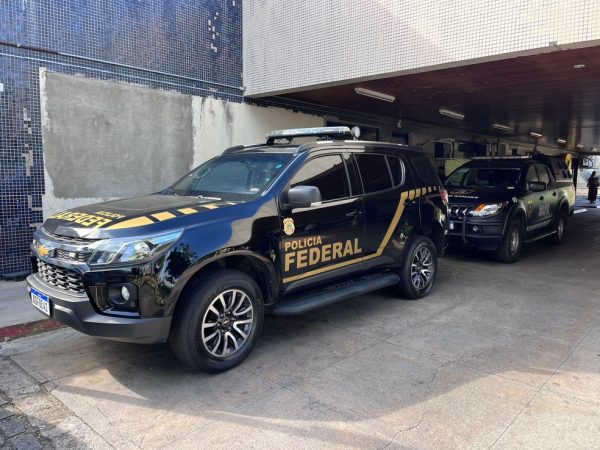 Viaturas da Polícia Federal e do Bope no Hospital Walfredo Gurgel em Natal — Foto: Vinícius Marinho/Inter TV Cabugi