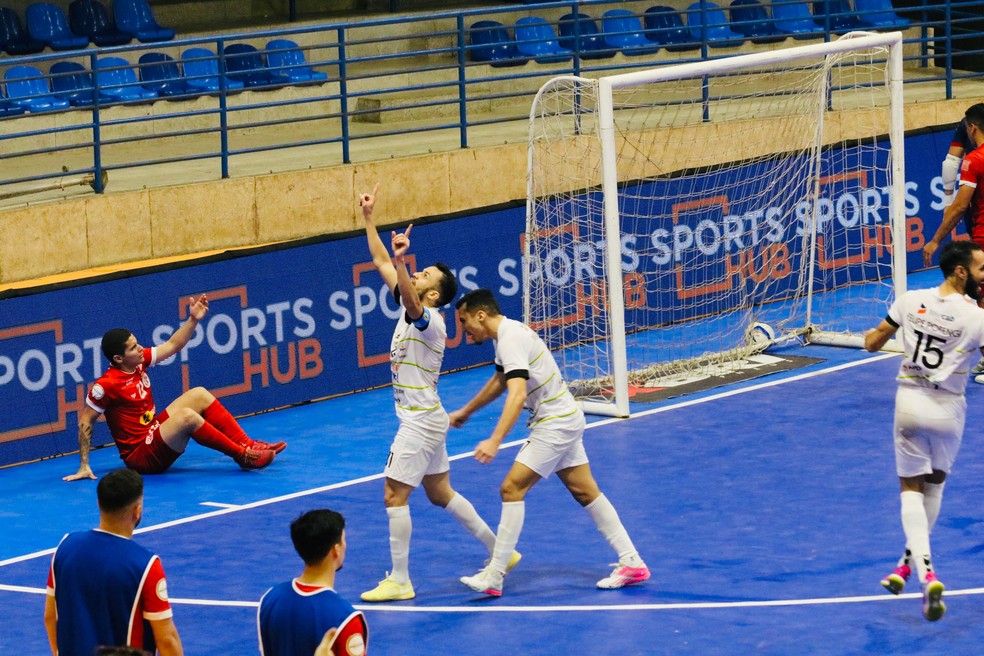 Maiquinho fez o segundo do Apodi Futsal na vitória sobre o América-RN — Foto: Augusto César Gomes