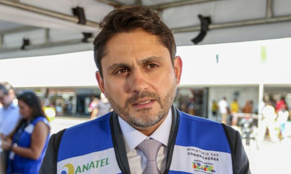 Brasília (DF) 26/06/2024 – O ministro das comunicações, Juscelino Filho paraticipa da blitz do ministério das Comunicações da Telefonia Móvel em Brasília.
Serão realizadas medições pelos técnicos da Agência Nacional de Telecomunicações (Anatel) para analisar a qualidade dos serviços móveis prestados pelas operadoras de telefonia na região. O objetivo da iniciativa é avaliar problemas de conectividade nas cidades, em especial nas chamadas regiões de “sombra”, onde há falta de sinal de celular.
Foto: Joédson Alves/Agência Brasil