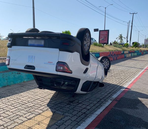 Carro pilotado pelo militar capotou no trecho — Foto: Cedida