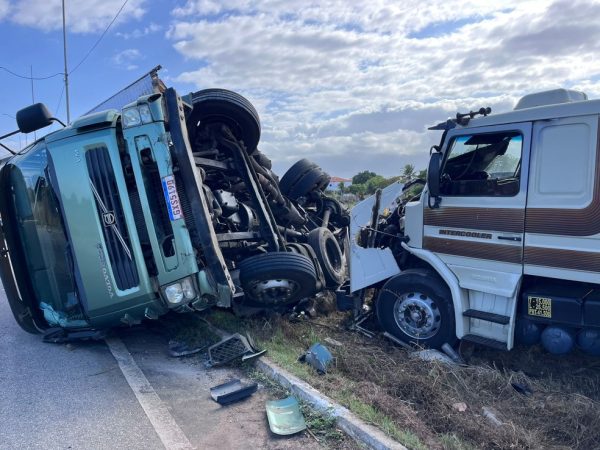 Caminhão tomba após colidir com outro na Grande Natal — Foto: Vinícius Marinho/Inter TV Cabugi
