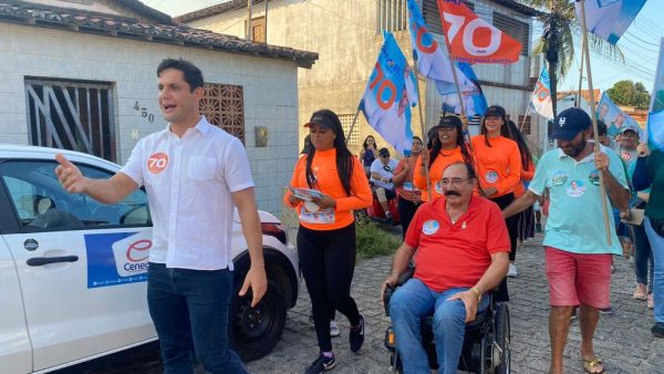 Rafael Motta candidato do Avante e o vice em caminhada pelo bairro Lagoa Azul, na Zona Norte — Foto: Francielly Medeiros/Inter TV Cabugi