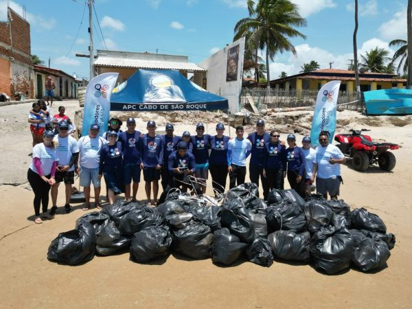 Ação de limpeza foi realizada por voluntários na praia de Maracajaú — Foto: Divulgação