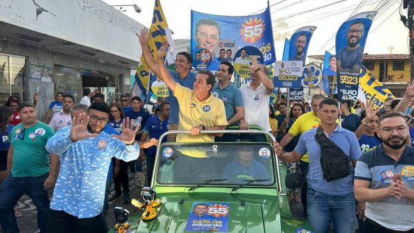Candidato Carlos Eduardo e o vice Jacó Jacome em campanha pela Zona Oeste da cidade — Foto: Kleber Teixeira/Inter TV Cabugi