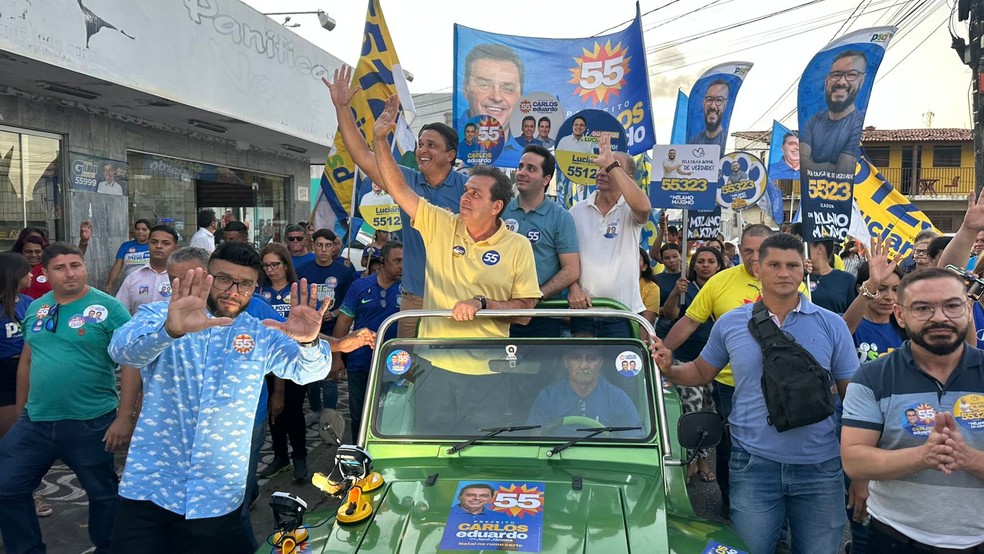 Candidato Carlos Eduardo e o vice Jacó Jacome em campanha pela Zona Oeste da cidade — Foto: Kleber Teixeira/Inter TV Cabugi