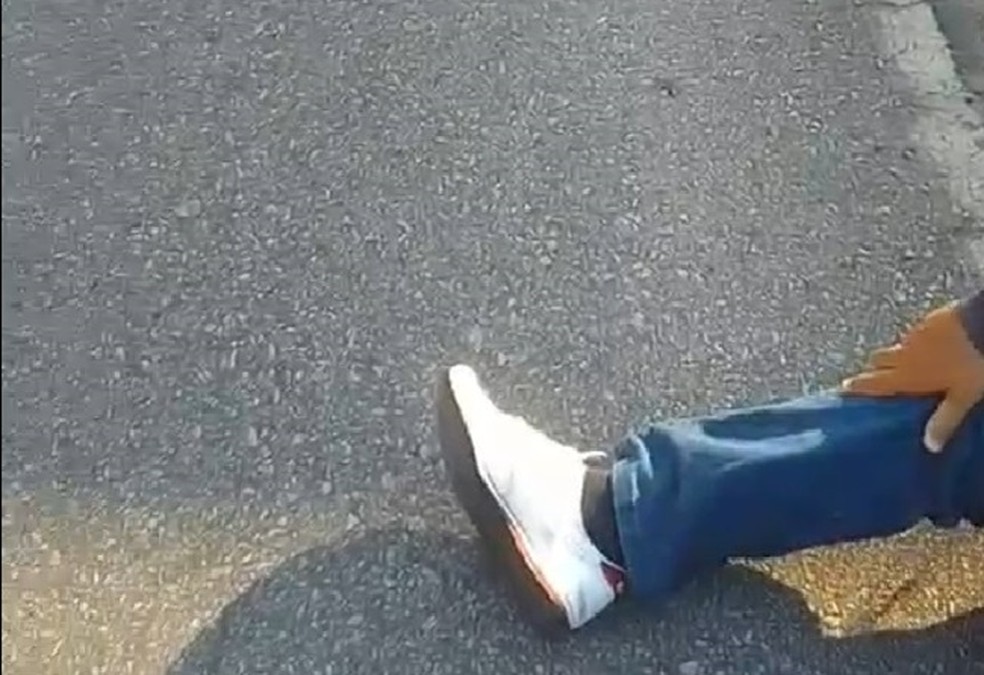 Motociclista se desesperou ao perceber morte de passageira na Grande Natal — Foto: Reprodução/Redes sociais