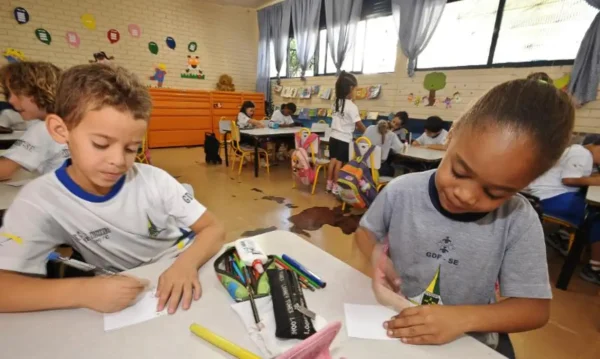 Crianças da educação infantil em sala de aula