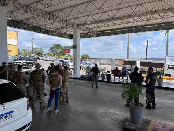 Policiais civis em posto de combustível onde ocorreu troca de tiros em Monte Alegre — Foto: Vinícius Marinho/Inter TV Cabugi