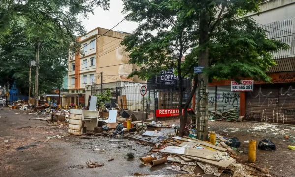 Porto Alegre (RS), 24/05/2024 – CHUVAS/ RS - LIXO - Após fortes chuvas, funcionários do departamento municipal de limpeza urbana (DMLU), fazem a retirada de lixo acumulado nas ruas de Porto Alegre.
Foto: Rafa Neddermeyer/Agência Brasil