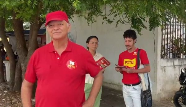 Nando Poeta (PSTU) fez panfletagem em Cidade da Esperança — Foto: Reprodução/Inter TV Cabugi