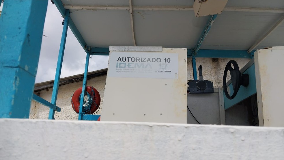 Embarcação com o adesivo de autorização do Idema para passeios turísticos em Rio do Fogo e Touros — Foto: Divulgação/Idema