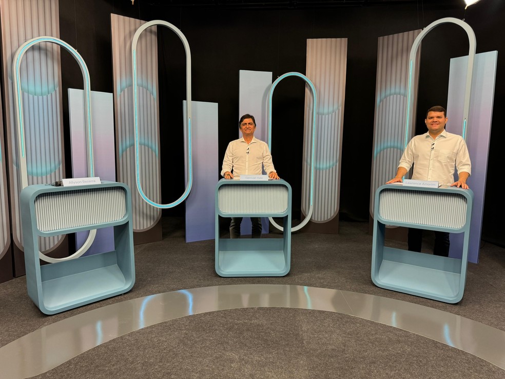 Candidatos Genivan Vale (PL) e Lawrence (PSDB) no estúdio da Inter TV — Foto: Fernanda Zauli/g1