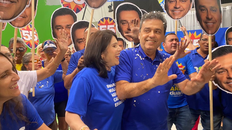 Carlos Eduardo (PSD) gravou campanha eleitoral nesta segunda-feira (16) — Foto: Francielly Medeiros/Inter TV Cabugi