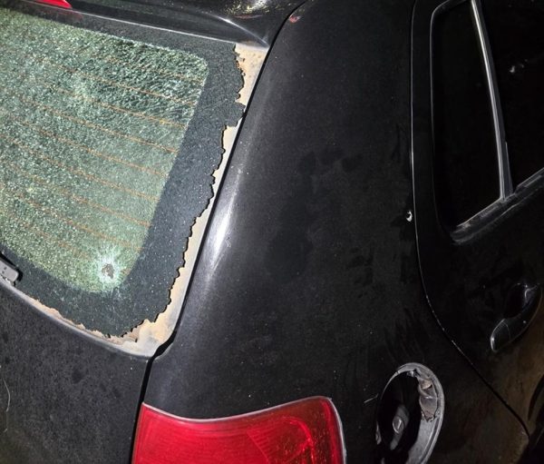 Marca de tiro em carro após confronto entre policiais e assaltantes — Foto: Divulgação