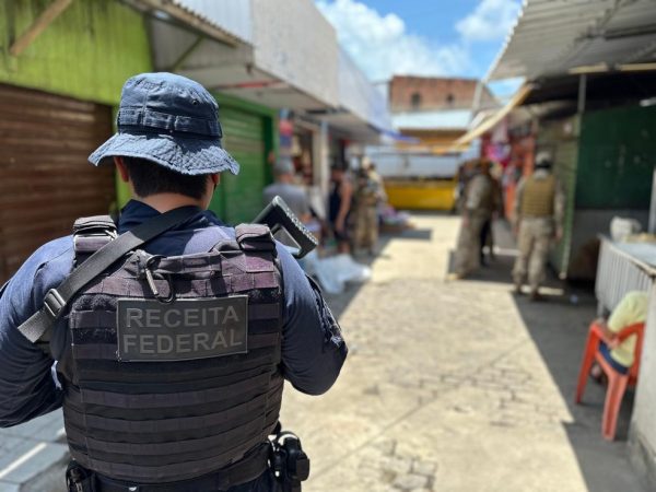 Operação realizada no Alecrim, em Natal, prendeu três suspeitos — Foto: Receita Federal/Divulgação