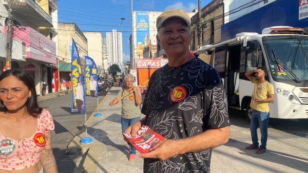 Nando Poeta fez panfletagem no Centro de Natal — Foto: Francielly Medeiros/Inter TV Cabugi